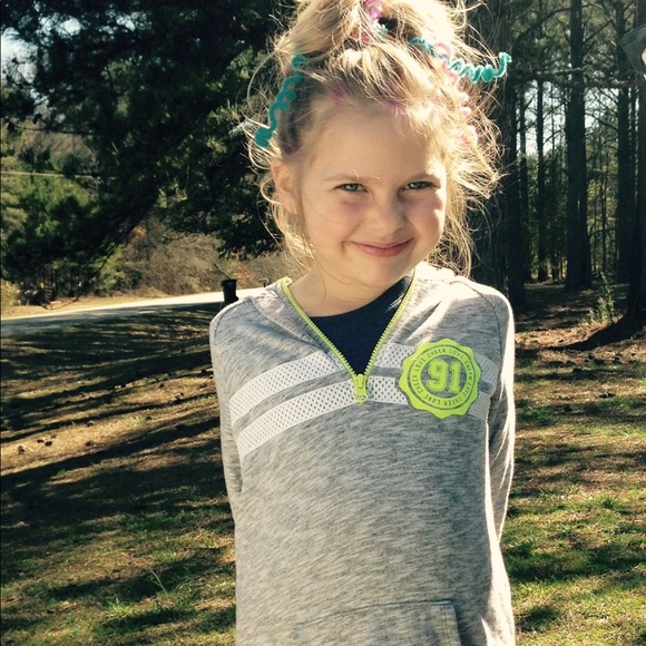 Hi I'm Lisa! POSHMARK AMBASSADOR - Picture 3 of 7